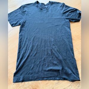Lululemon Men’s Metal Vent Tech Short sleeve top/ black camo - small